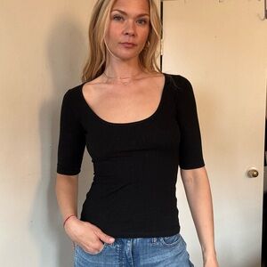 Reformation black scoop neck short sleeve top - ribbed